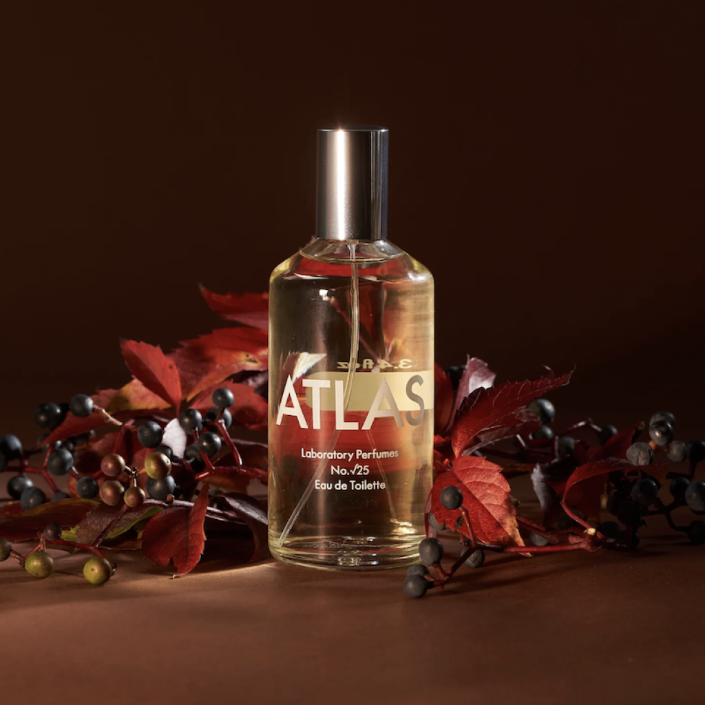 En flaske Laboratory Parfums Atlas Eau de Toilette 100 ml. (unisex) omgivet af bær.