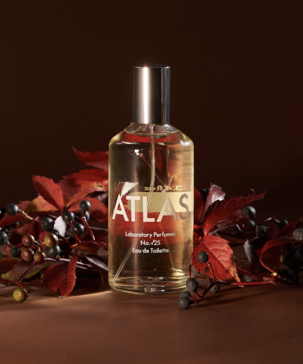 En flaske Laboratory Parfums Atlas Eau de Toilette 100 ml. (unisex) omgivet af bær.