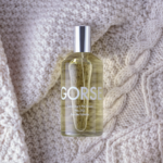 En flaske Laboratory Parfums Atlas Eau de Toilette 100 ml. (unisex) siddende på et tæppe.