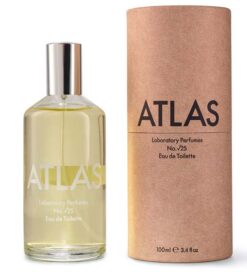 en flaske atlas cologne ved siden af en papkasse.