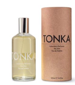 en flaske tonka cologne ved siden af en papkasse.
