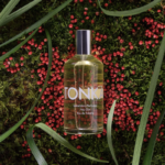 En flaske Laboratory Parfums Atlas Eau de Toilette 100 ml. (unisex) omgivet af mos og røde bær.