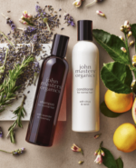 to flasker john masters økologisk balsam og en grapefrugt.