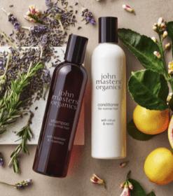 to flasker john masters økologisk balsam og en grapefrugt.