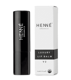en tube henne luksuslæbepomade ved siden af en æske.