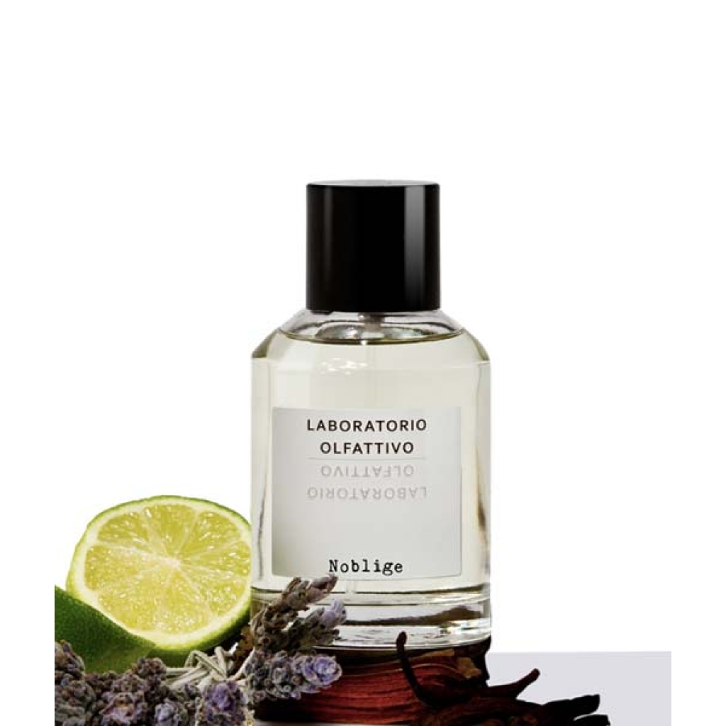 en flaske lavendel og lime cologne ved siden af en skive lime.