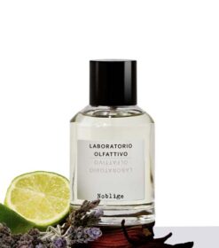 en flaske lavendel og lime cologne ved siden af en skive lime.