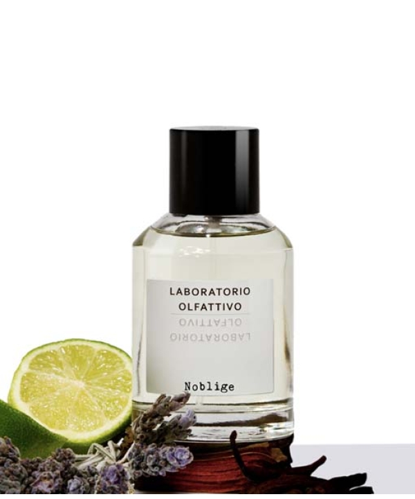 en flaske lavendel og lime cologne ved siden af en skive lime.