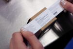 en person med en billet i hånden.