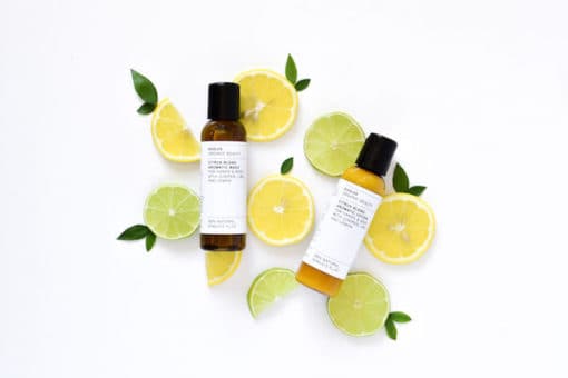 en gruppe citroner og limefrugter på en hvid overflade.