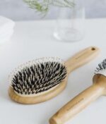 An Olivia Garden - Bambus Touch hårbørste - Detangle Combo s - Boar & Nylon og en Olivia Garden - Bambus Touch hårbørste - Detangle Combo s - Boar & Nylon ved siden af hinanden.