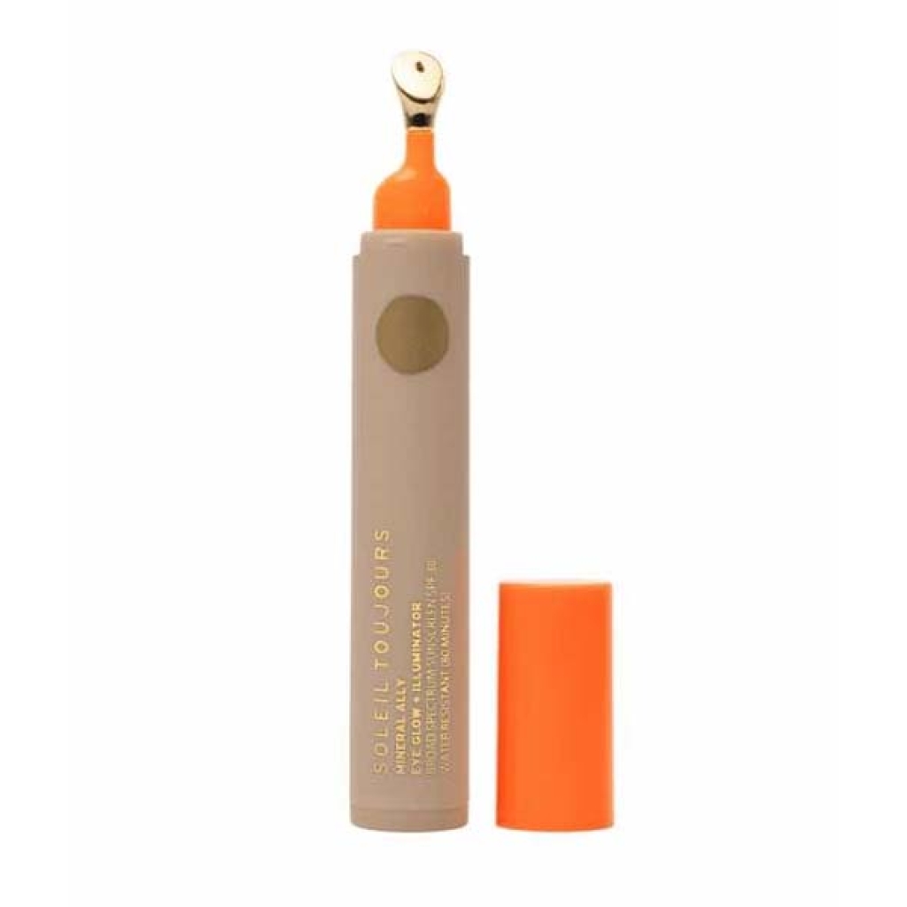 Et cylindrisk hudplejeprodukt med en orange hætte og applikator, mærket "Soleil Toujours Mineral Ally Eye Glow + Illuminator SPF 30 ml." Hætten tages af og placeres ved siden af produktet.