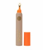 Et cylindrisk hudplejeprodukt med en orange hætte og applikator, mærket "Soleil Toujours Mineral Ally Eye Glow + Illuminator SPF 30 ml." Hætten tages af og placeres ved siden af produktet.