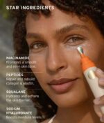 Nærbillede af en person, der påfører Soleil Toujours Mineral Ally Eye Glow + Illuminator SPF 30 ml nær deres højre øje med en metallisk applikator. Teksten til venstre beskriver ingredienser: niacinamid, peptider, squalane og natriumhyaluronat.