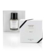 en hvid æske med et sort bånd omkring en 30 ml. parfume kaldet need_U