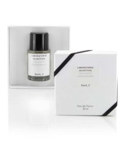 en hvid æske med et sort bånd omkring en 30 ml. parfume kaldet need_U