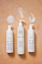 Tre flasker Innersense i Create Lift Volumizing Foam - Styling 177 ml på en solbrun baggrund.