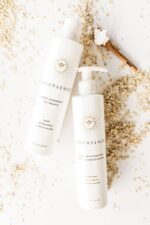 to flasker bodylotion siddende på et bord.