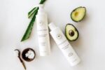 avocado, en tube fløde og en avocado på en.
