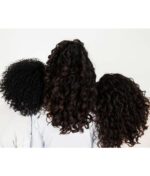 Tre personer med krøllet hår af varierende tekstur, vist bagfra, mod en almindelig hvid baggrund, fremviser den naturlige skønhed, der kan opnås med Innersense Hydrating Cream Hairbath - Dry & Thirsty hair (sulfatfri) 295ml.