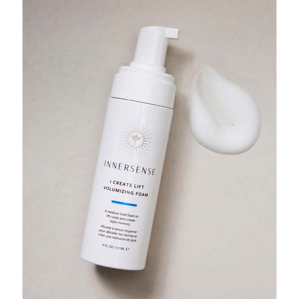 En flaske Innersense i Create Lift Volumizing Foam - Styling 177 ml på en hvid overflade.