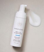 En flaske Innersense i Create Lift Volumizing Foam - Styling 177 ml på en hvid overflade.