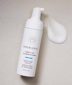 En flaske Innersense i Create Lift Volumizing Foam - Styling 177 ml på en hvid overflade.