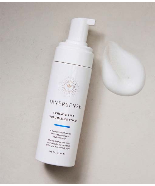En flaske Innersense i Create Lift Volumizing Foam - Styling 177 ml på en hvid overflade.