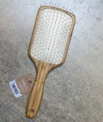 An Olivia Garden – Ionic Bambus hårbørste Detangle Nylon L - Padlebørste med et mærke på.