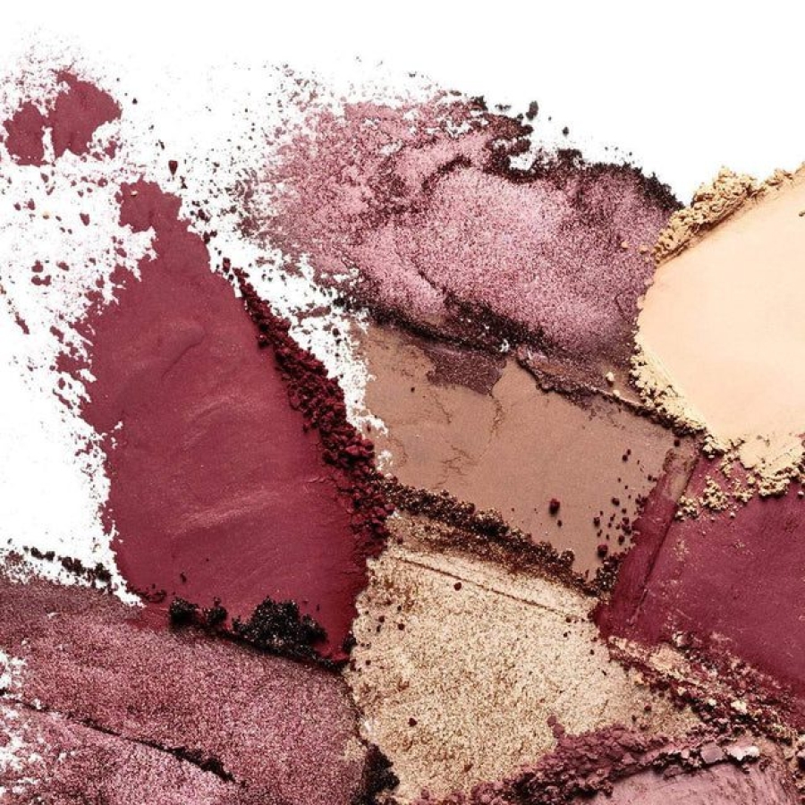 et nærbillede af en palet af makeup.