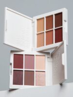 et nærbillede af en palet af makeup.
