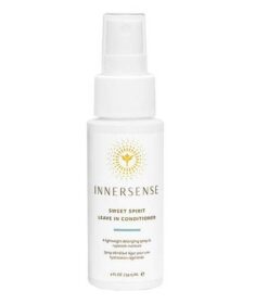 en flaske Innersense Sweet Spirit Leave In Conditioner Moist & Shine TRAVEL 59,15 ml på hvid baggrund.