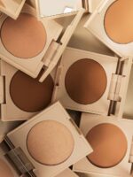 et nærbillede af mange forskellige nuancer af makeup.