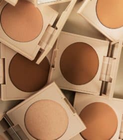 et nærbillede af mange forskellige nuancer af makeup.