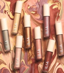 fem forskellige nuancer af lipgloss på en marmoreret overflade.