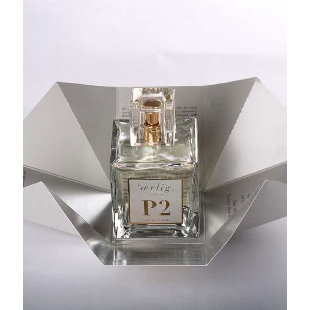 En glasflaske Ærlig P02 - Eau de Parfum 100 ml glasflaske mærket "P2" er centreret på en udfoldet sølvpapemballage med en almindelig baggrund.