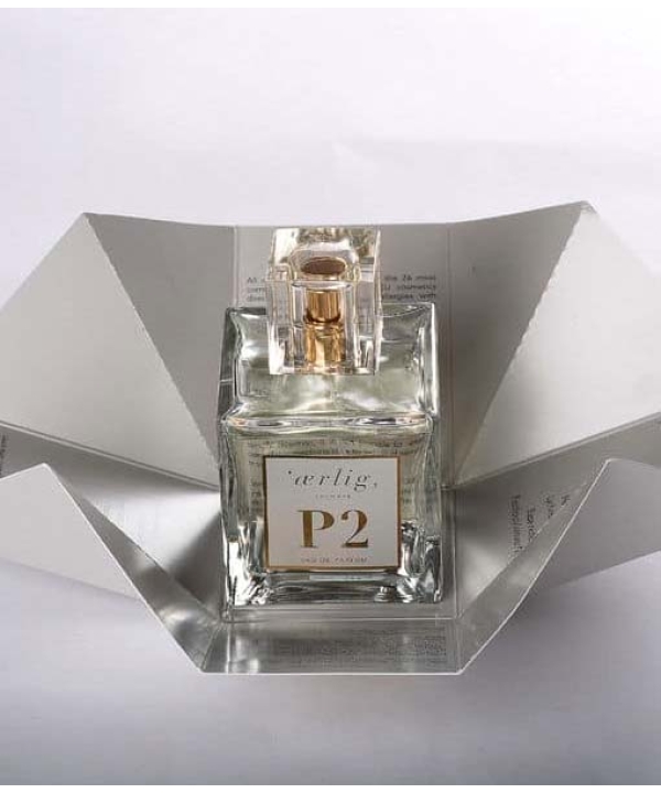En glasflaske Ærlig P02 - Eau de Parfum 100 ml glasflaske mærket "P2" er centreret på en udfoldet sølvpapemballage med en almindelig baggrund.
