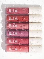 fire lipglosser er linet op på række.