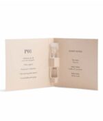 Et beige dobbeltfoldet hæfte med et lille parfumeprøveglas mærket "P01" kan findes i Ærlig Duftprøver - P01, P02, P03, P04, P05 & P06 6 x 1,3 ml samling. Indersiden af omslaget viser produktdetaljer og duftnoter.