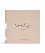 En beige parfumeæske med ordene "ærl ig" og "DANMARK" i sort tekst. Herunder står "EAU DE PARFUM". Æsken har en udtræksflig i venstre side, perfekt til prøvetagning af Ærlig Duftprøver - P01, P02, P03, P04, P05 & P06 6 x 1,3 ml.