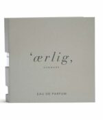 Firkantet flaske 'ærlig, DANMARK' Eau de Parfum, med emballage med minimalistisk gråt design og produktnavnet skrevet med små bogstaver. Fås som Ærlig Duftprøver - P01, P02, P03, P04, P05 & P06 6 x 1,3 ml for en perfekt introduktion til denne udsøgte duft.