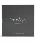 En grå parfumeæske med teksten "'ærlig,' DANMARK" og "EAU DE PARFUM." Designet er minimalistisk og elegant, og minder om Ærlig Duftprøver - P01, P02, P03, P04, P05 & P06 6 x 1,3 ml.