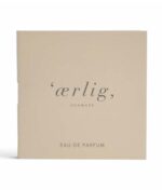En beige-farvet, firkantet parfumeemballage med det danske ord "ærlig" med små bogstaver, efterfulgt af "Danmark" og "Eau de Parfum" i mindre tekst nedenfor. Dette minimalistiske design gentager subtilt essensen af Ærlig Duftprøver - P01, P02, P03, P04, P05 & P06 6 x 1,3 ml.