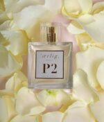 en flaske parfume omgivet af blomster.