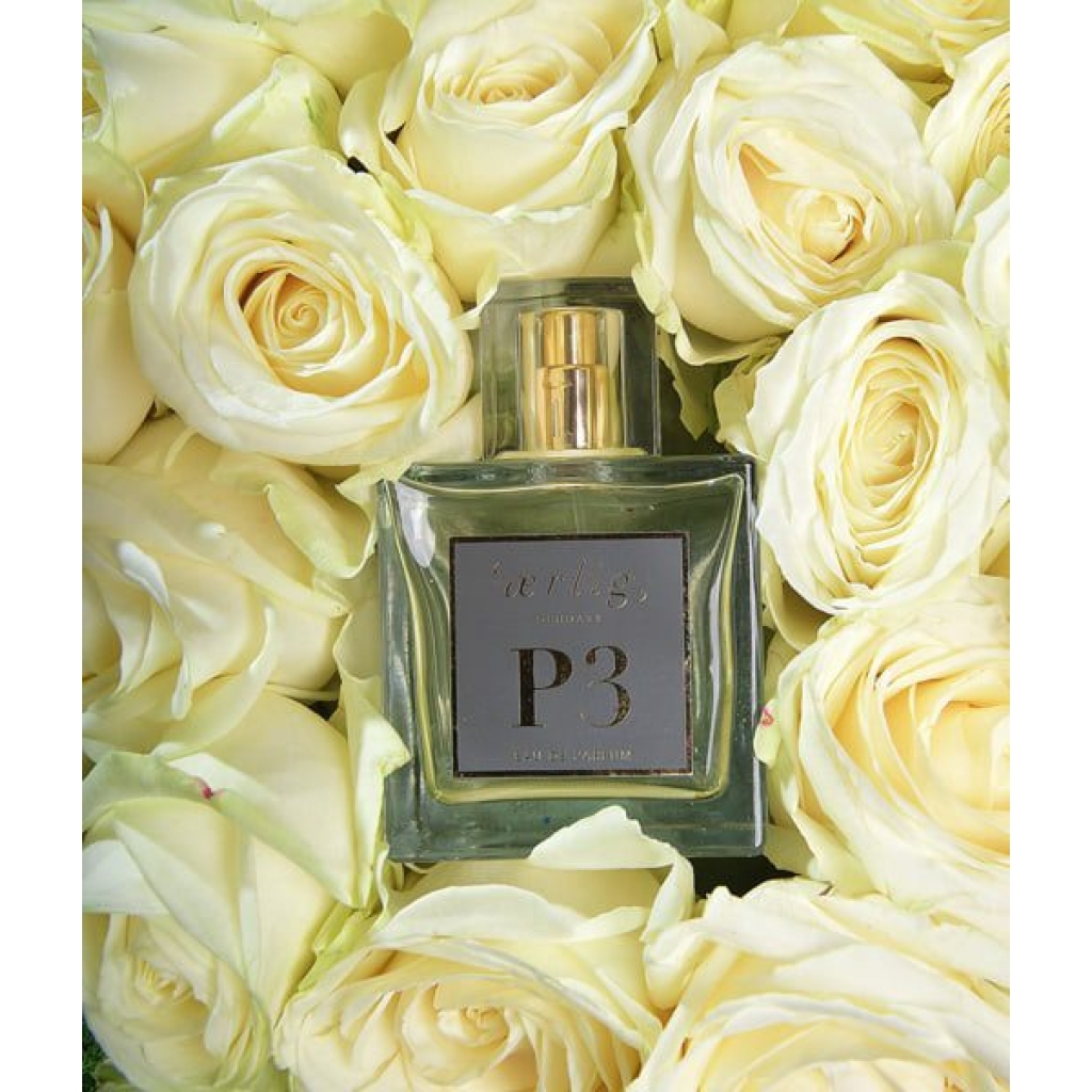 en flaske parfume omgivet af hvide roser.