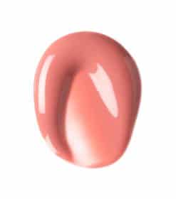 et nærbillede af en pink neglelak på en hvid baggrund.