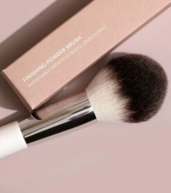 ilia-finishing-powder-brush-vegansk-box