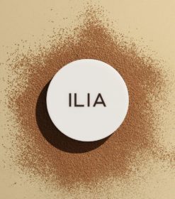 en hvid knap med ordet lila skrevet på.