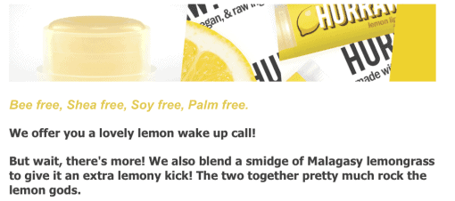 en flaske limonade ved siden af en citronskive.