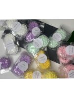 en flok forskellige farvede slikkepinde pakket ind i plastik.